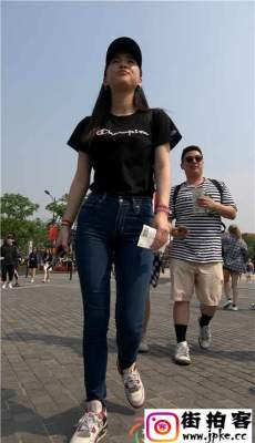 4K-街拍蓝色紧身牛仔裤长发美眉极品饱满圆臀[MP4/1.36G]