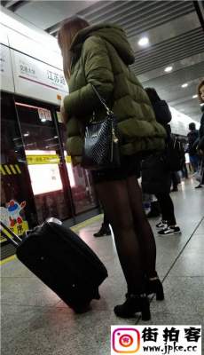 4K-地铁站等车的黑色丝袜黑色短裤极品长腿妹子[MP4/1.25G]