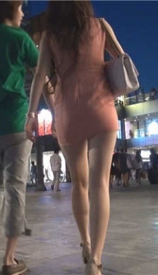 街拍粉色连衣包臀超短裙高跟美腿丝袜少妇[MTS/339M]