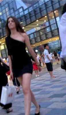 高清 身材高挑打扮时尚的极品外国美女,白皙美腿[MP4/1.01G]