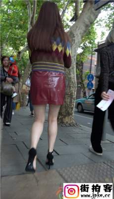 4K-性感红色包臀皮短裙高跟极品白皙长腿美女[MP4/1.01G]