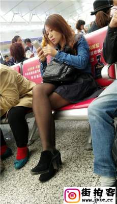 4K-高铁站候车室拍摄黑色丝袜美腿黑色短裙少妇[MP4/1.01G]