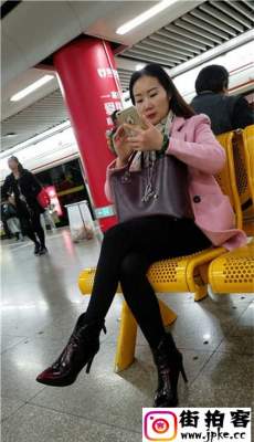4K-地铁站等车的黑色丝袜高跟粉色外套美少妇[MP4/384M]