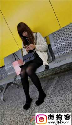 4K-地铁站白色针织衫黑色短裙黑丝可爱萝莉美女[MP4/353M]