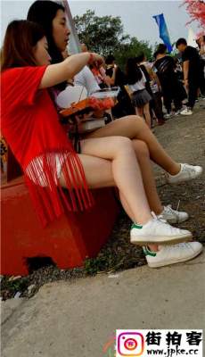4K-吃西瓜的红衣白色热裤少女性感大白腿[MP4/581M]