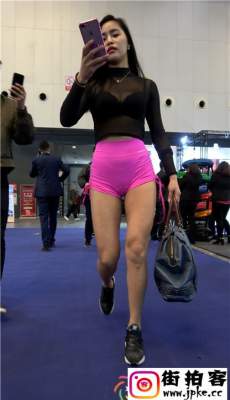 4K-展会跟拍粉色瑜伽热裤性感长腿圆润翘臀美女