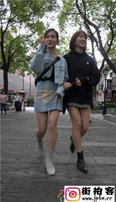 4K-街拍两个性感短裙极品长腿高跟美女玩自拍[MP4/1.88G]