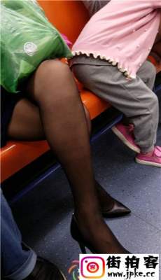4K-地铁近拍黑色丝袜高跟包臀短裙少妇极品美腿[MP4/1.22G]