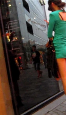高清 街拍绿色包臀齐B裙美女和朋友逛街[MP4/2.66G]