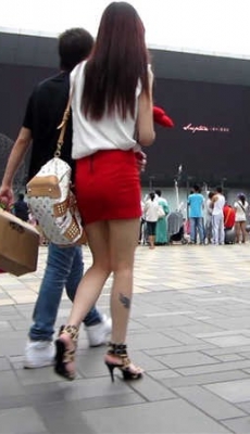 高清 和男友一起逛街的青春靓丽红色包臀短裙美女[MP4/772M]