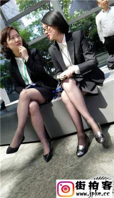 4K-端坐休息的两个黑色制服短裙黑丝高跟OL少妇[MP4/1.06G]