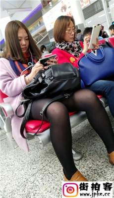 4K-高铁站等车的黑色丝袜长发美女专心玩手机[MP4/1.27G]
