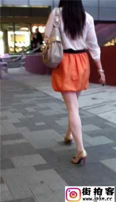 街拍白色丝袜橙色裙子少妇[MP4/57M]