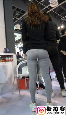 4K-灰色紧身瑜伽裤美少妇性感美腿圆润翘臀
